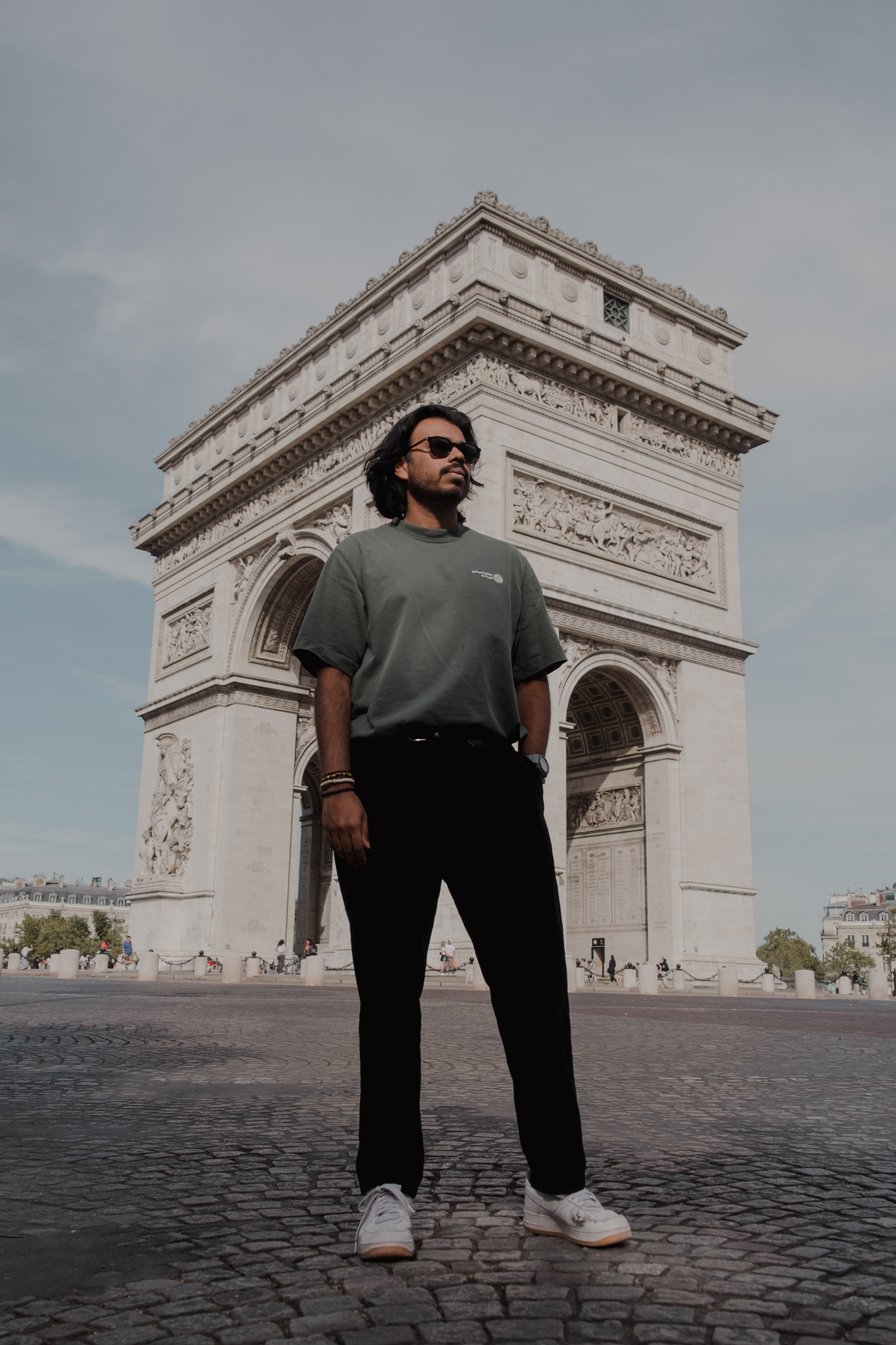 Portrait plein pied devant l'Arc de Triomphe